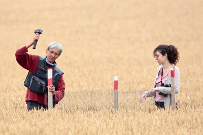 Pose d'une protection de nid de busards © Alain B. https://cdnfiles1.biolovision.net/vienne.lpo.fr/userfiles/BiodivAgirProtectionbusardsAlainB400px.jpg