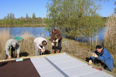 Construction d'une plateforme pour les sternes à la réserve ornithologique de Saint-Cyr ©Bernard Liégeois https://cdnfiles1.biolovision.net/vienne.lpo.fr/userfiles/BiodivAgirRestaurerBernardLiegeois400px.jpg