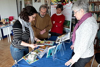 Bien présenter un stand LPO et comment accueillir le public sont les questions au cœur de notre formation à la tenue de stand. ©Alain B. https://cdnfiles1.biolovision.net/vienne.lpo.fr/userfiles/BiodivDecouvrirParticiperFormation400px.jpg