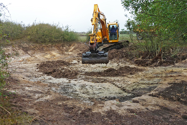 Travaux de curage d’une mare à Oyré. Ces travaux sont nécessaires généralement tous les dix à quinze ans pour retirer la vase accumulée au fond. Il est préférable de laisser intact un coin de la mare pour que les microorganismes qui lui sont caractéristiques prolifèrent et la repeuplent rapidement. © Solange Fradet https://cdnfiles1.biolovision.net/vienne.lpo.fr/userfiles/Page-2photo-n1SOLANGE-FRADET-5.jpg