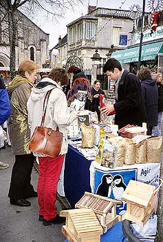 Stand au marché de Chauvigny © Katia Lipovoï Marché de Chauvigny © Katia Lipovoï
